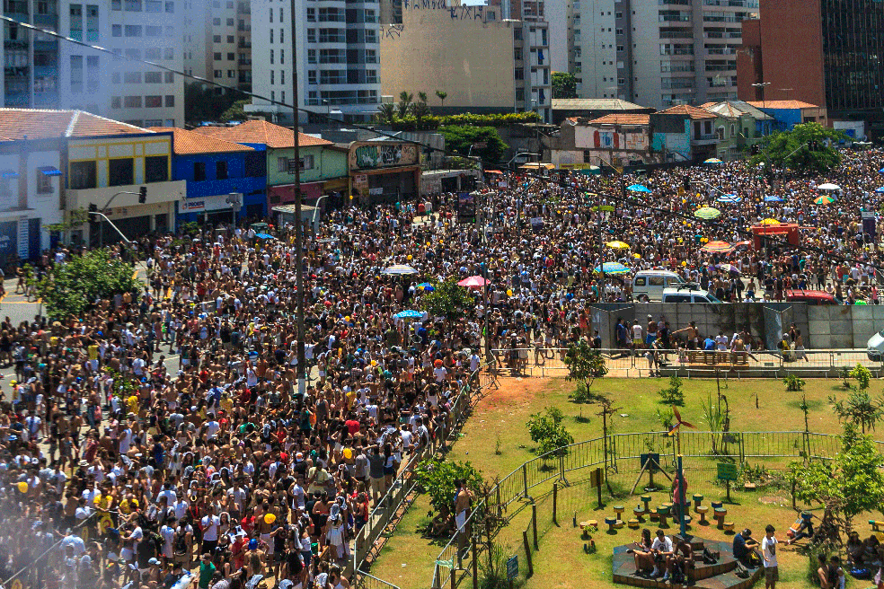 Carnaval no Brasil: movimentação no bloco de rua no Largo da Batata