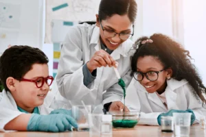 Experimentos científicos para fundamentar a teoria ou iniciar a teoria? E aí, professor?