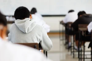 Como lidarmos com a saúde mental dos estudantes frente às demandas de exames e avaliações em larga escala?