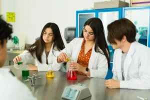 Reações químicas: um guia de experimento seguro para a sala de aula