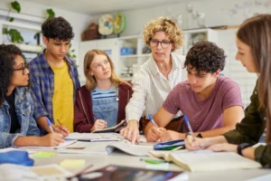 Defasagem idade-ano: desafios e caminhos para recuperar aprendizagens e manter os estudantes na escola